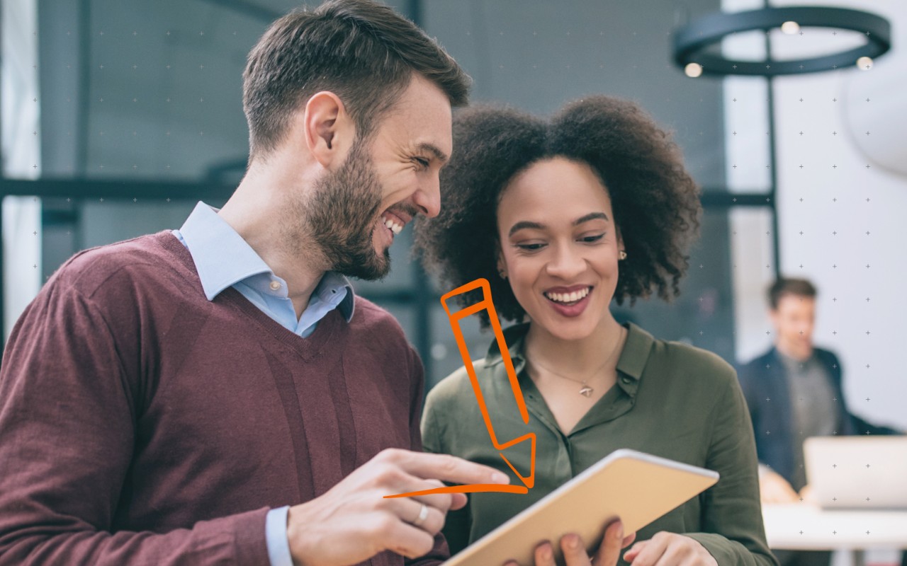 2 people looking at screen